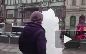 В центре Невского забил мощный фонтан и затопило переход