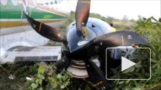 Пассажиры сняли на видео, как в Непале самолет сел мимо посадочной полосы
