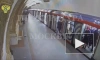 Мужчина разбил ногой стеклянную створку двери вагона поезда на станции метро "Киевская"