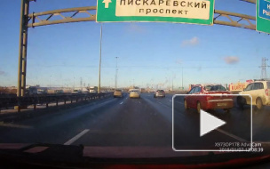 На КАДе водитель пропустил съезд и решил вернуться по встречке