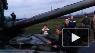 Новости Украины 15.04.2014: видео из Славянска, где жители голыми руками остановили танк, взорвало интернет