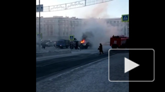 В центре Норильска сгорел автомобиль: появилось видео