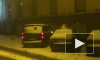 В Петербурге снег с крыш сбрасывают на припаркованные авто