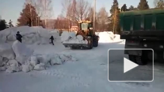 Шокирующее видео: На Урале рабочие снесли ледовый городок, когда там находились дети‍