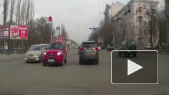 Блондинка за рулем: автоледи ехала по встречке в Воронеже, разговаривая по телефону