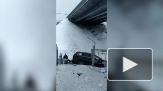 В Подмосковье автомобиль упал на железнодорожные пути