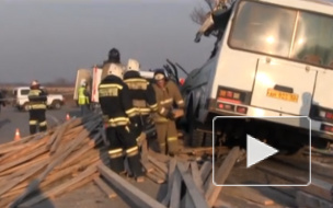 ДТП в Нижегородской области: на автобус рухнули бревна, погибли 3 детей и 3 взрослых, 20 человек пострадали