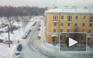 Петербуржцы делятся фото и видео с огромными сосулями на крышах зданий