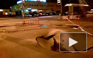 Петербург проваливается под землю: просевший асфальт шокировал жителей улицы Крыленко 