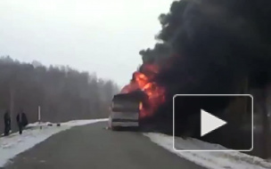Под Омском сгорел автобус, перевозивший детей