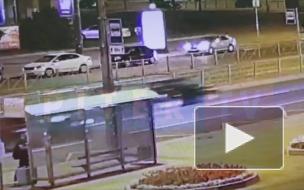 На проспекте Просвещения несущийся автомобиль снёс дорожные ограждения