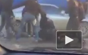 Задиристое видео из Якутска: несколько парней устроили массовую драку 