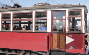 Петербуржцы окунулись в атмосферу блокадного Ленинграда, прокатившись на военных трамваях