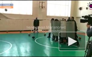 Силовики с дубинками и щитами устроили игру в уличные беспорядки со школьниками