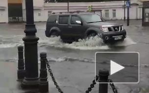 Во Владивостоке из-за ливня затопило улицы и сошел сель