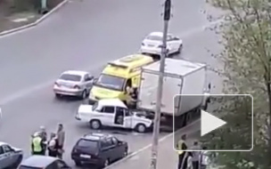 Жесткое видео из Астрахани: легковушка протаранила грузовик