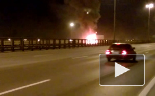 Появилось видео горящей фуры с молоком на КАД