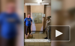 Аршавин доставил продукты пожилым болельщикам "Зенита"