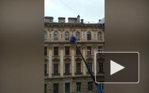 С доходного дома Галунова на Бакунина сбивают лепнину
