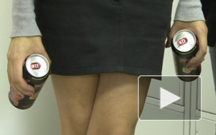 Школьники напоили одноклассницу, подливая ей в стакан ацетон, и устроили с девушкой развратную фотосессию