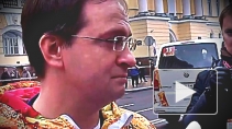 Мединский загасил олимпийский огонь в Петербурге, а ЛГБТ махали ему радужным флагом