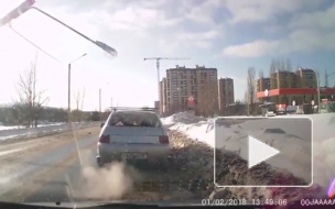 Видео из Воронежа: "Девятка" снесла столб, столб чуть не упал на другую машину