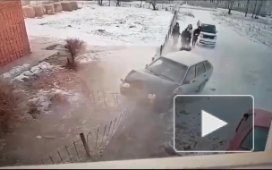 Россиянин на автомобиле влетел в группу школьников и попал на видео
