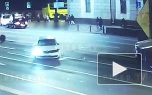 Появилось видео с момента жесткого ДТП на Невском проспекте