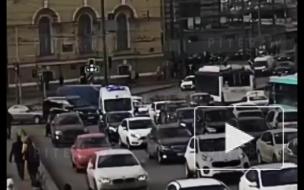 На Дворцовом мосту водитель белого "Ларгуса" бросился с топором на синий "Форд": видео