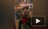 Видео: мужчина разбил дверь пиццерии на Загородном проспекте
