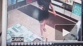 Видео: посетитель пирожковой на севере Петербурга унес с собой чужой телефон
