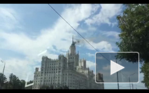 Появились первые видео сильного пожара в сталинской высотке в Москве