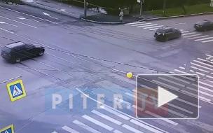 Видео: момент ДТП на перекрёстке Торжковской и набережной Чёрной речки