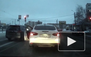 В Челябинске один водитель пытался подрезать другого и выстрелил из пистолета, видео выложили в сеть