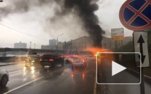 Жуткое видео из Москвы: "Мазерати" на скорости врезался в столб и загорелся