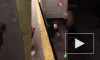 Видео из Нью-Йорка: Мужчина упал на рельсы в метро, выжил, станцевал и закурил