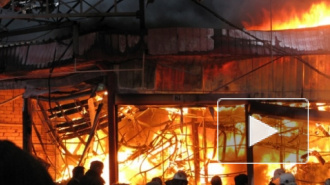 Пожар на Северном рынке в Петербурге уничтожил павильон с товарами
