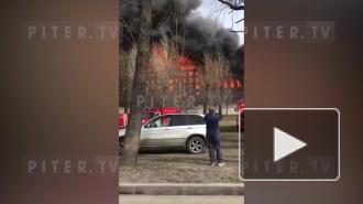 У "Невской мануфактуры" рухнула кровля при пожаре. Огонь продолжает распространяться