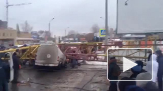 В Омске башенный кран раздавил несколько машин и убил трех человек