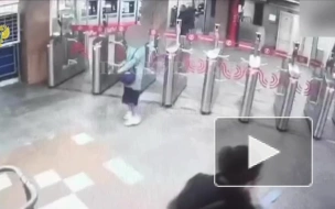 В метро на "Калужской" пассажир разбил двери турникета
