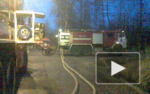 37 пожарных тушили в Лисьем Носу красивый дом с мансардой