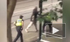 Видео из Мельбурна: Мужчина врезался в ТЦ, поджег машину и стал кидаться на людей с ножом