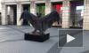 Скульптура летучей мыши появилась у ТРЦ "Галерея" в Петербурге