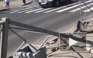 На Байконурской улице иномарки снесли ограждение