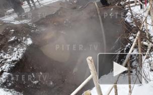 Видео: специалисты ликвидируют дефект на теплосети на 7-й линии В.О.