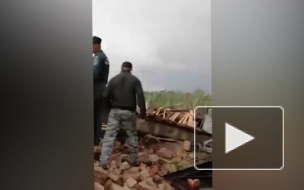 Первое видео с места трагедии: В Кузбассе из-за обрушения зернохранилища во время урагана погибли 2 человека 