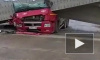 Видео с трассы "Таврида": Водитель грузовика протаранил путепровод