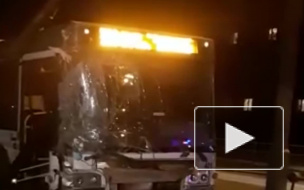 Видео: В Москве рейсовый автобус врезался в дерево, пострадали 9 человек