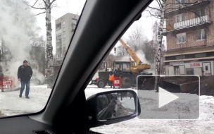 На Тихорецком проспекте ведутся работы по замене прорванной трубы