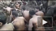 Ритуальное видео из Индии: Жители закидали друг друга ...